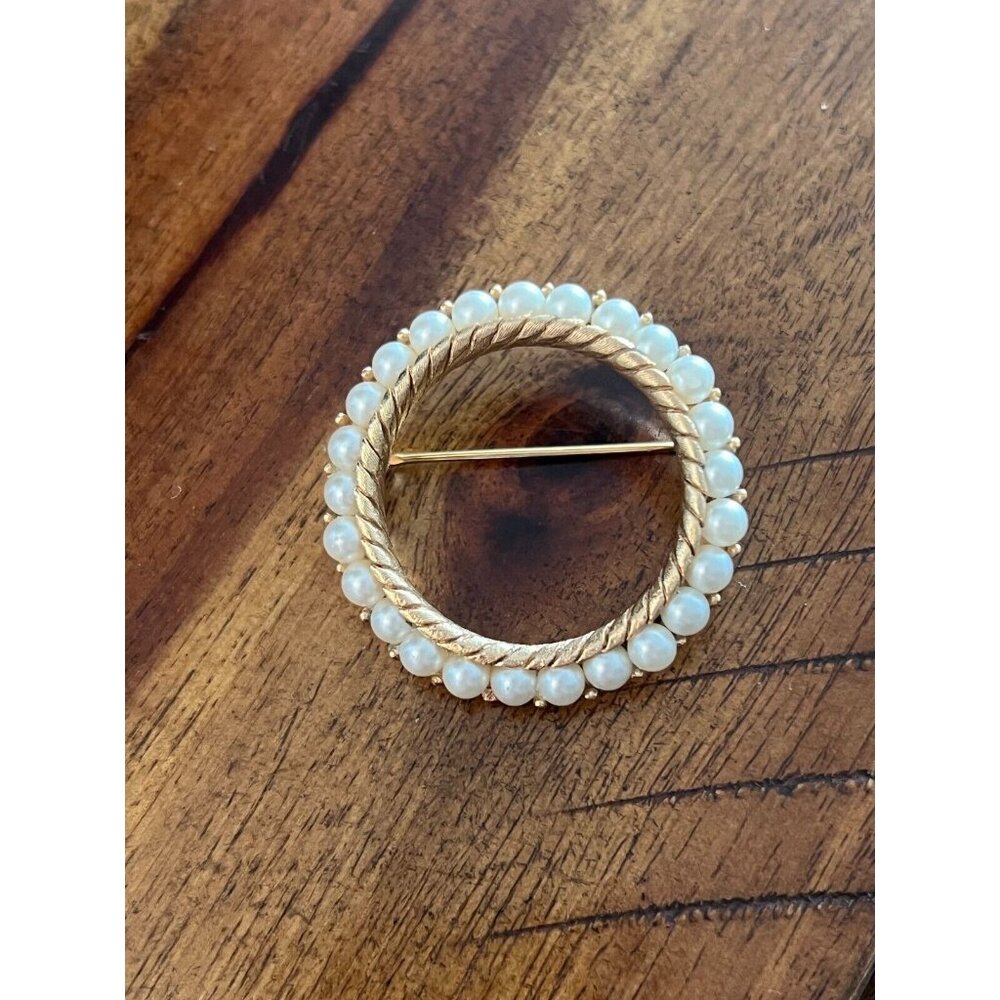 Vintage Large Round Crown Trifari Faux Pearls Gold Plated Circle 1950s 1960s Pin